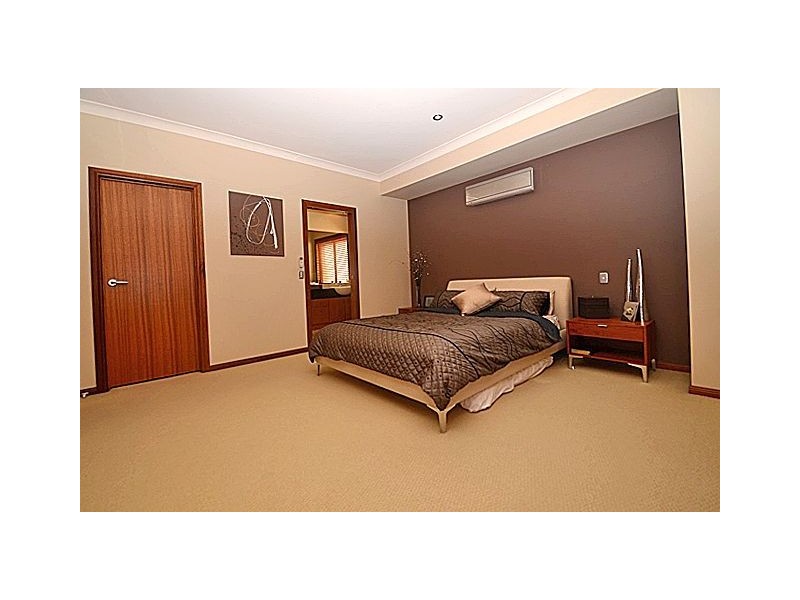 4 Palma Crescent, Varsity Lakes QLD 4227