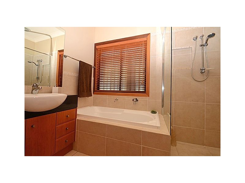 4 Palma Crescent, Varsity Lakes QLD 4227