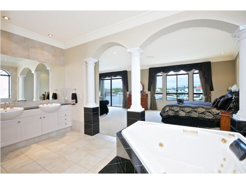 41 Cockleshell Court, Runaway Bay QLD 4216