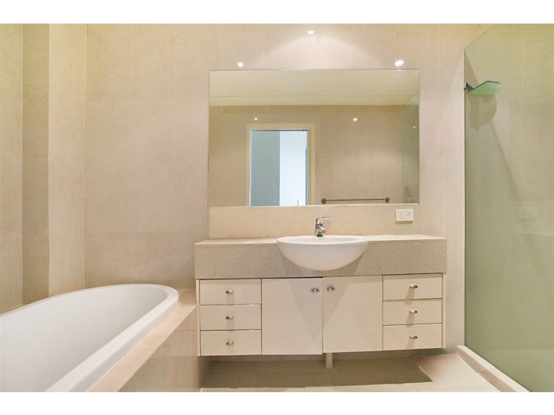 2/6 Nankeen Avenue, Paradise Point QLD 4216