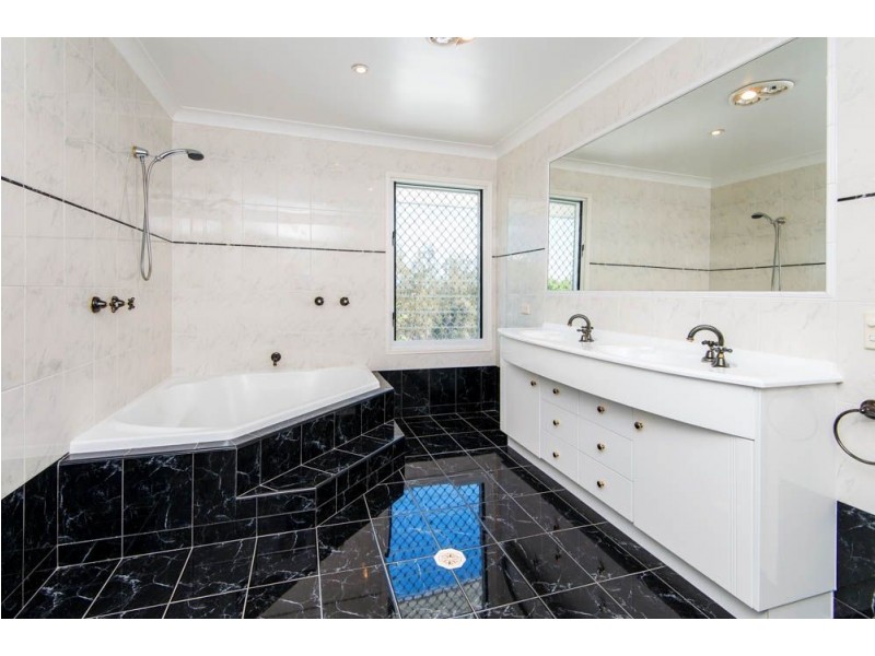 22 Chindrina Street, Hope Island QLD 4212