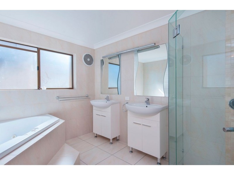 32 Daru Avenue, Runaway Bay QLD 4216