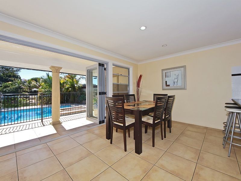 4 Rosemont Avenue, Broadbeach Waters QLD 4218
