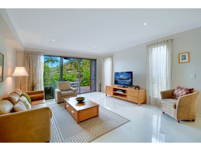 2/21 Eider Avenue, Paradise Point QLD 4216