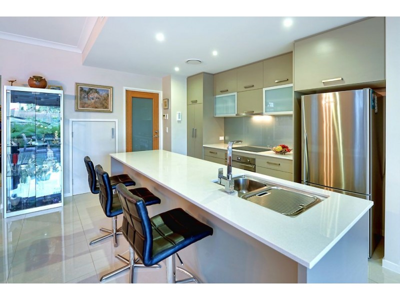 2/21 Eider Avenue, Paradise Point QLD 4216