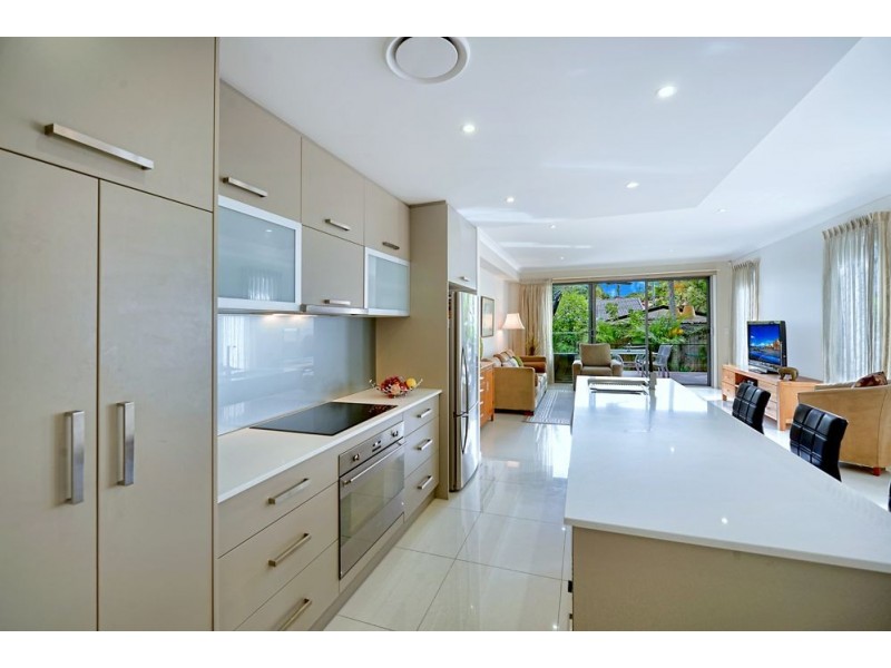 2/21 Eider Avenue, Paradise Point QLD 4216