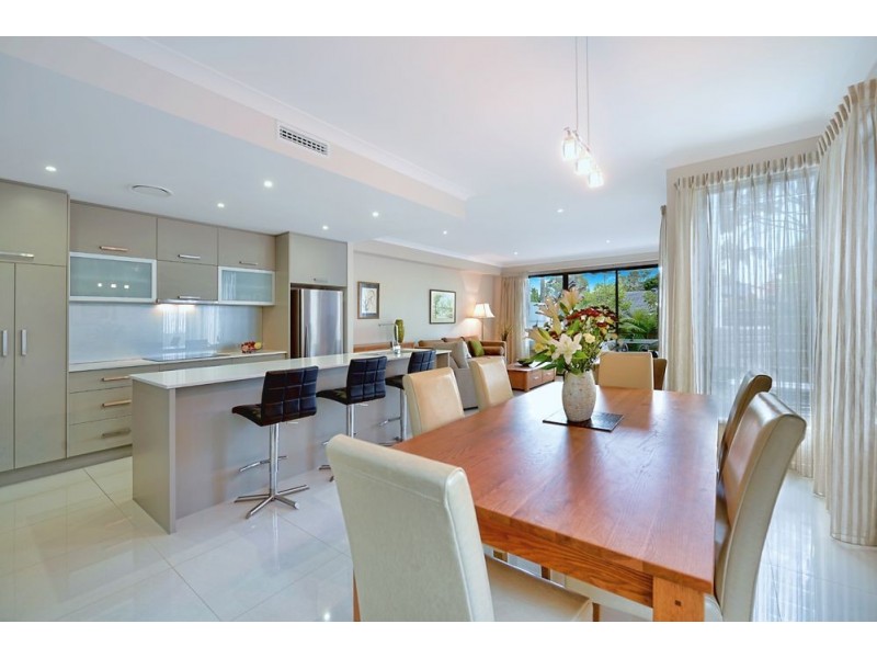 2/21 Eider Avenue, Paradise Point QLD 4216