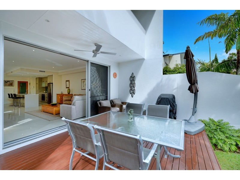 2/21 Eider Avenue, Paradise Point QLD 4216