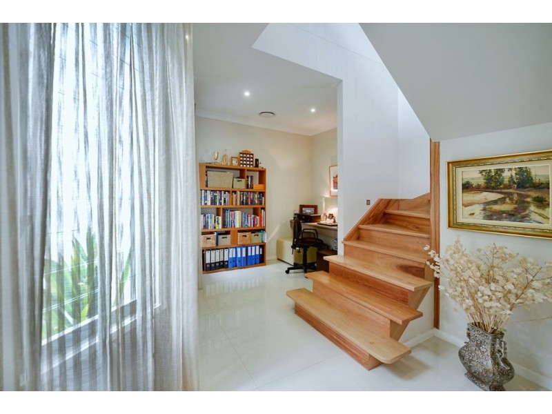 2/21 Eider Avenue, Paradise Point QLD 4216