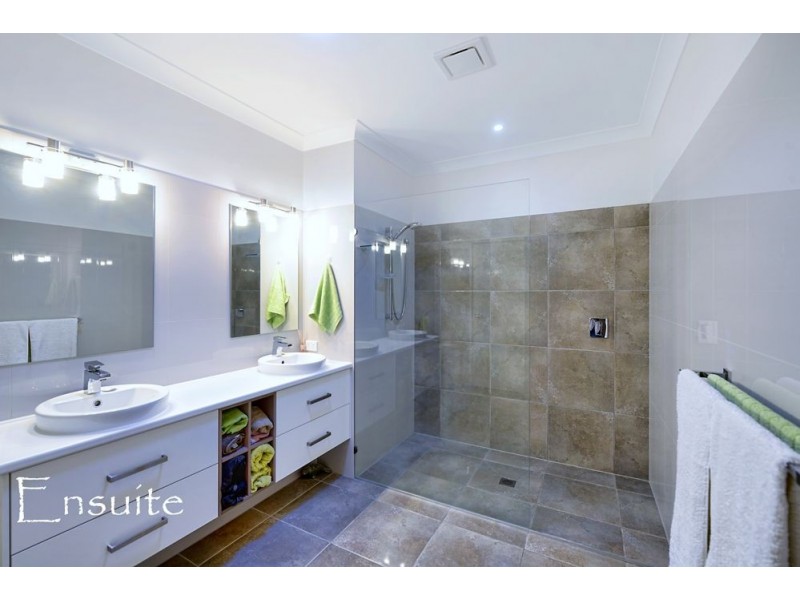2/21 Eider Avenue, Paradise Point QLD 4216