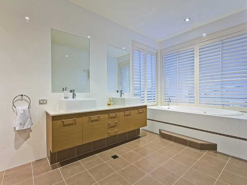 28 Azzurra Drive, Varsity Lakes QLD 4227