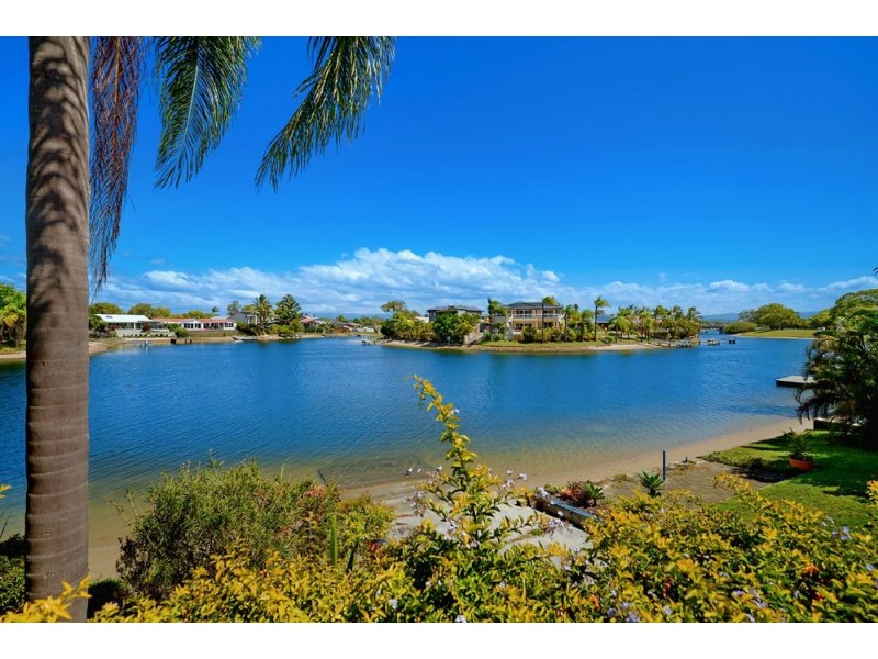 4 Alma Street, Broadbeach Waters QLD 4218