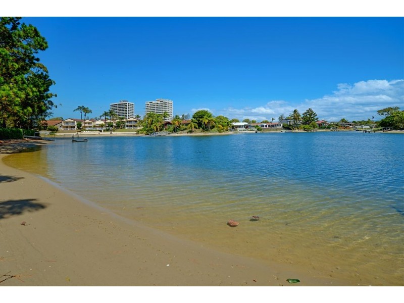 4 Alma Street, Broadbeach Waters QLD 4218