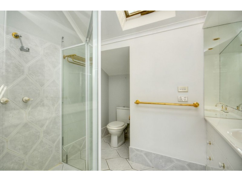 6 Sepik Place, Runaway Bay QLD 4216