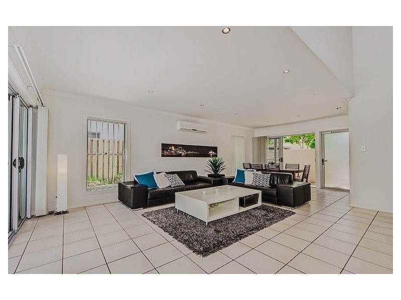 6/215 Benowa Road, Benowa QLD 4217