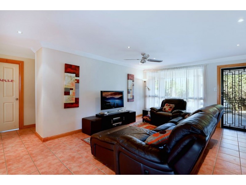 8 Rotorua Place, Clear Island Waters QLD 4226