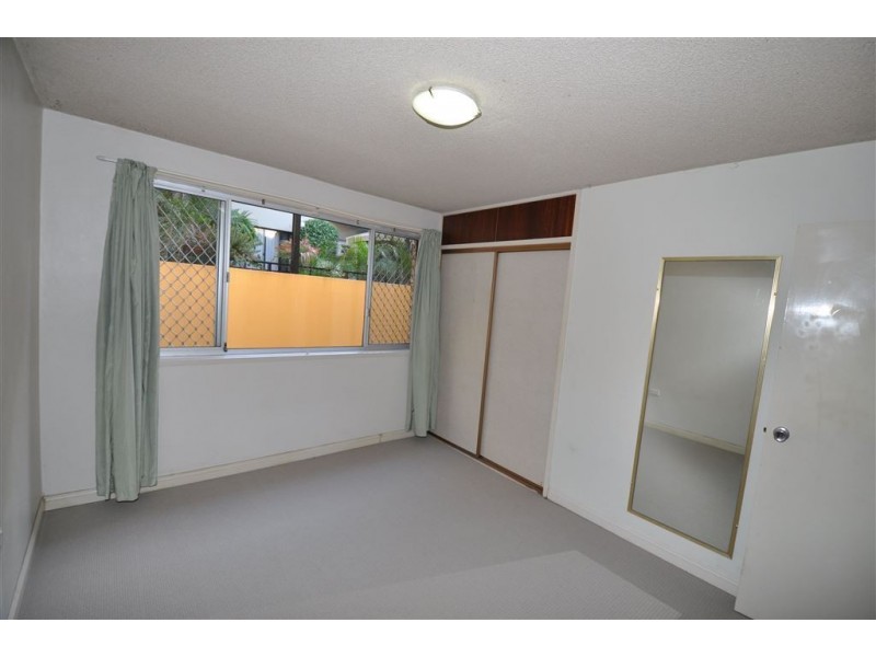 2/6 Parnoo Street, Chevron Island QLD 4217