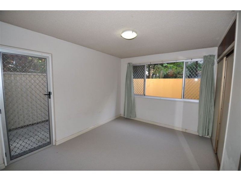 2/6 Parnoo Street, Chevron Island QLD 4217