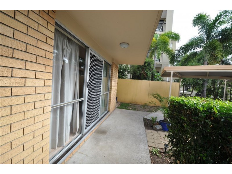 2/6 Parnoo Street, Chevron Island QLD 4217