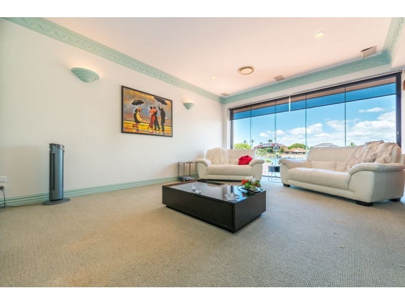 124 Amalfi Drive, Isle Of Capri QLD 4217