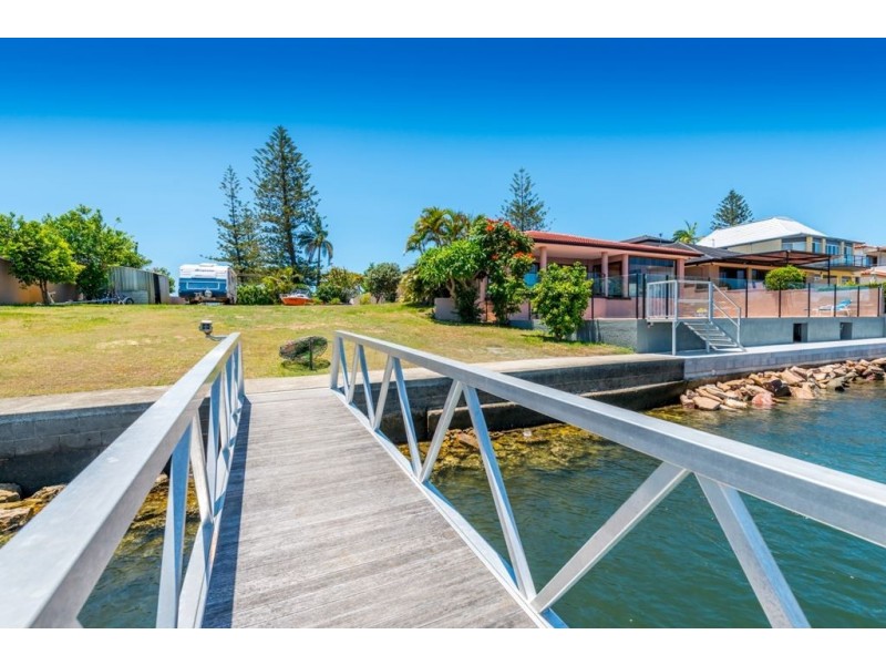 124 Amalfi Drive, Isle Of Capri QLD 4217