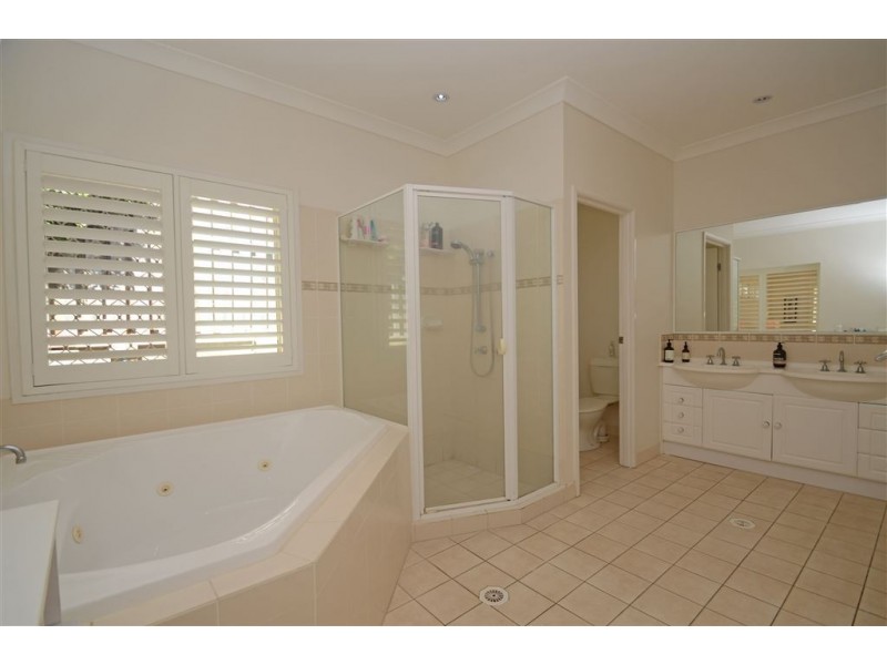 17 Kodiak Drive, Varsity Lakes QLD 4227