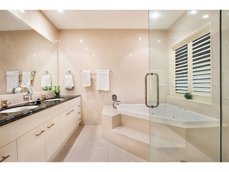 2120 Fernlea Close, Hope Island QLD 4212