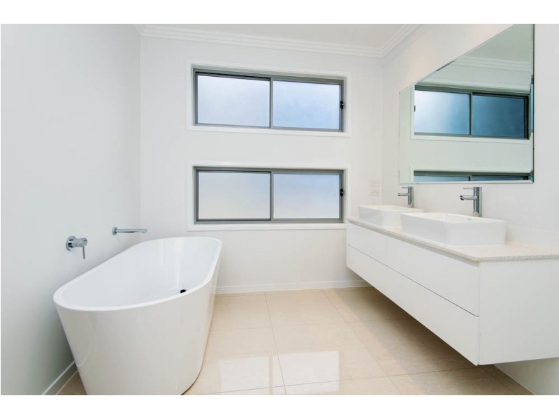 18 Compass Drive, Biggera Waters QLD 4216