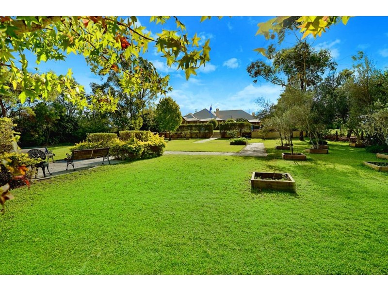 3 Lakeview Drive, Carrara QLD 4211