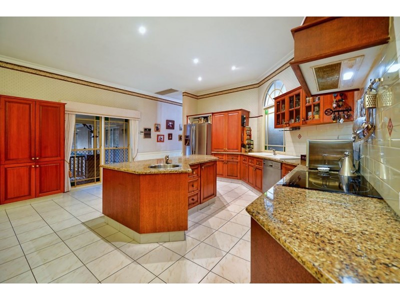 3 Lakeview Drive, Carrara QLD 4211