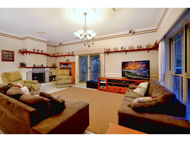 3 Lakeview Drive, Carrara QLD 4211