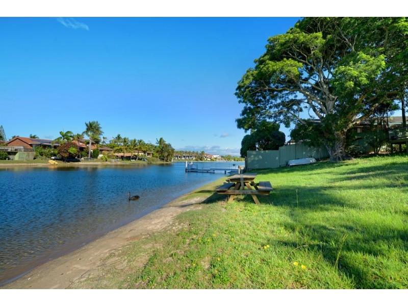 24 Kurrawa Avenue, Mermaid Waters QLD 4218