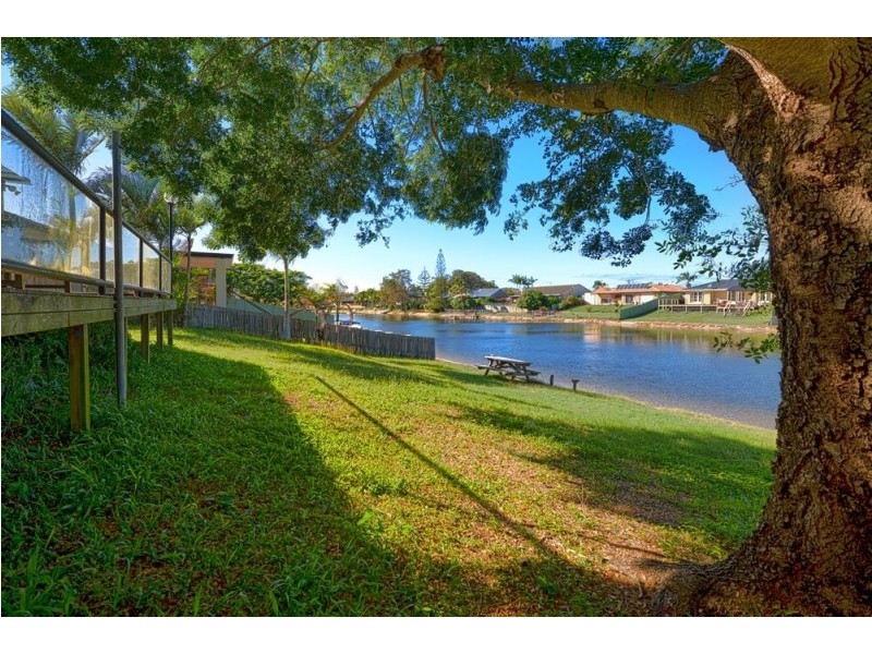 24 Kurrawa Avenue, Mermaid Waters QLD 4218