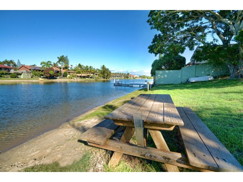 24 Kurrawa Avenue, Mermaid Waters QLD 4218