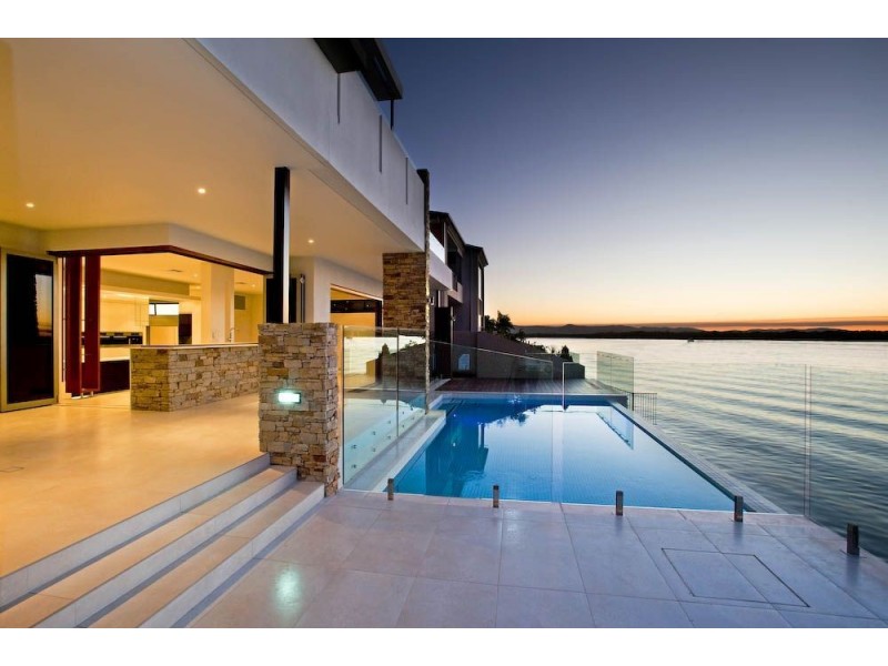 10 Knightsbridge Parade East, Sovereign Islands QLD 4216