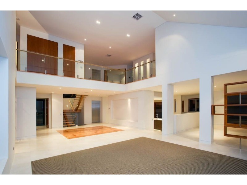 10 Knightsbridge Parade East, Sovereign Islands QLD 4216