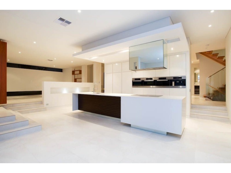 10 Knightsbridge Parade East, Sovereign Islands QLD 4216