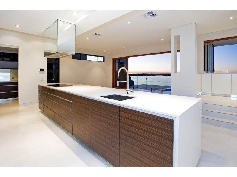 10 Knightsbridge Parade East, Sovereign Islands QLD 4216