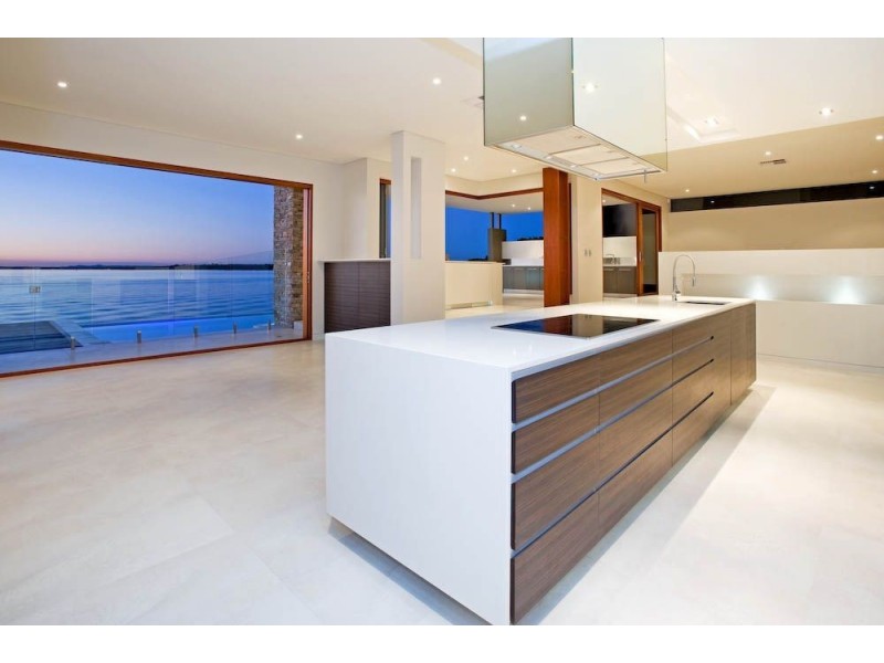 10 Knightsbridge Parade East, Sovereign Islands QLD 4216