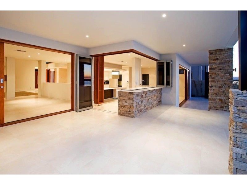10 Knightsbridge Parade East, Sovereign Islands QLD 4216