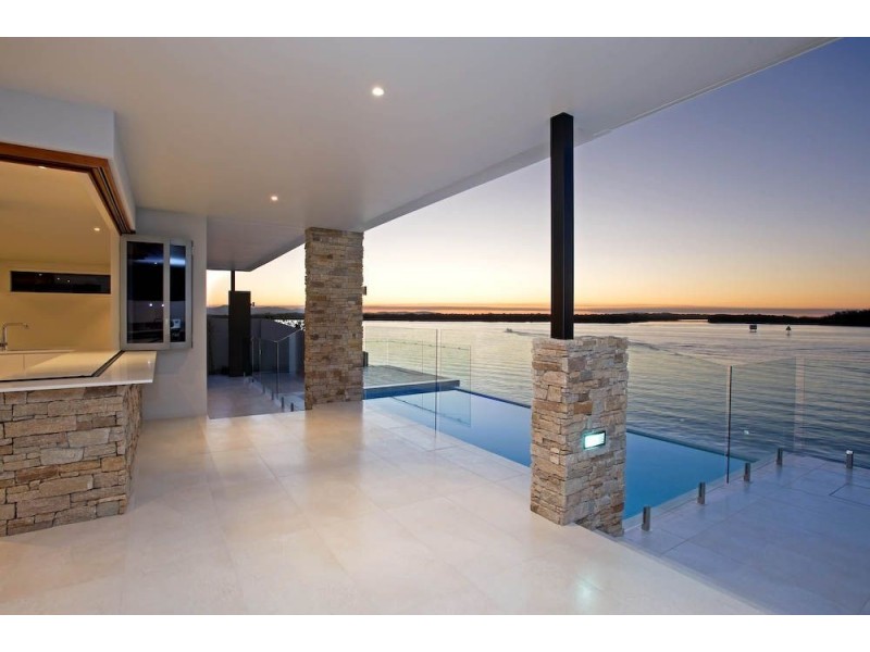 10 Knightsbridge Parade East, Sovereign Islands QLD 4216