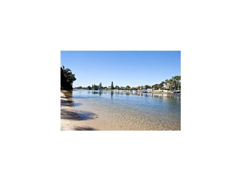 4 Orvieto Ave, Mermaid Waters QLD 4218