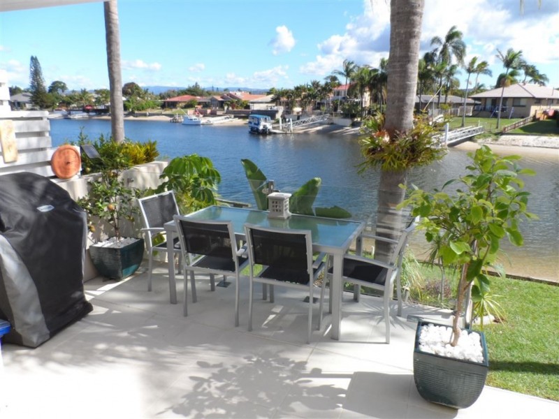 4 Orvieto Ave, Mermaid Waters QLD 4218