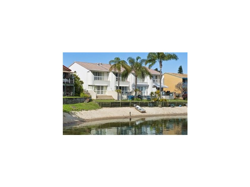 4 Orvieto Ave, Mermaid Waters QLD 4218