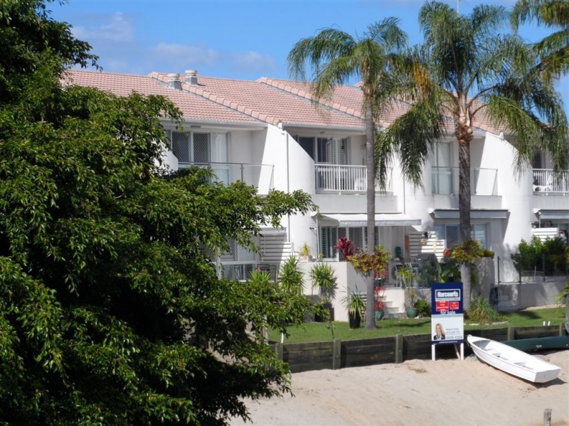 4 Orvieto Ave, Mermaid Waters QLD 4218