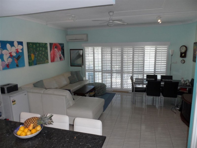 4 Orvieto Ave, Mermaid Waters QLD 4218