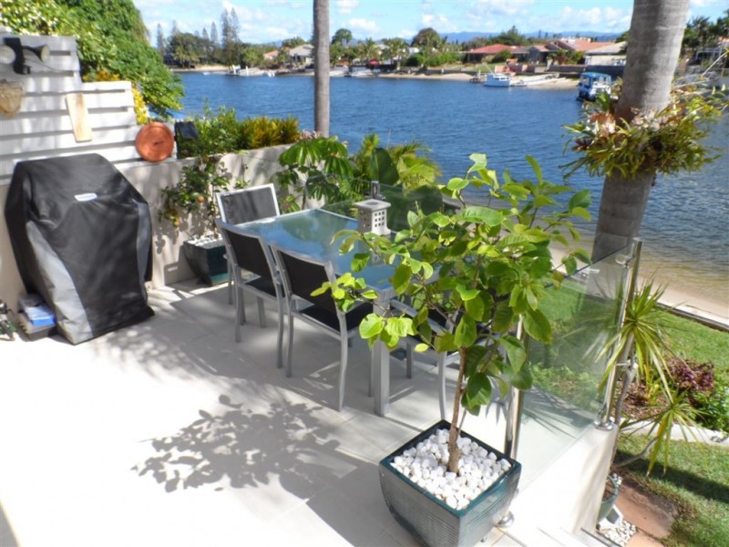 4 Orvieto Ave, Mermaid Waters QLD 4218