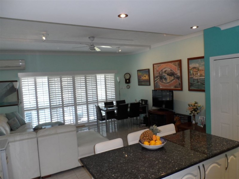 4 Orvieto Ave, Mermaid Waters QLD 4218