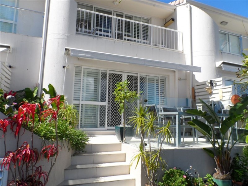 4 Orvieto Ave, Mermaid Waters QLD 4218