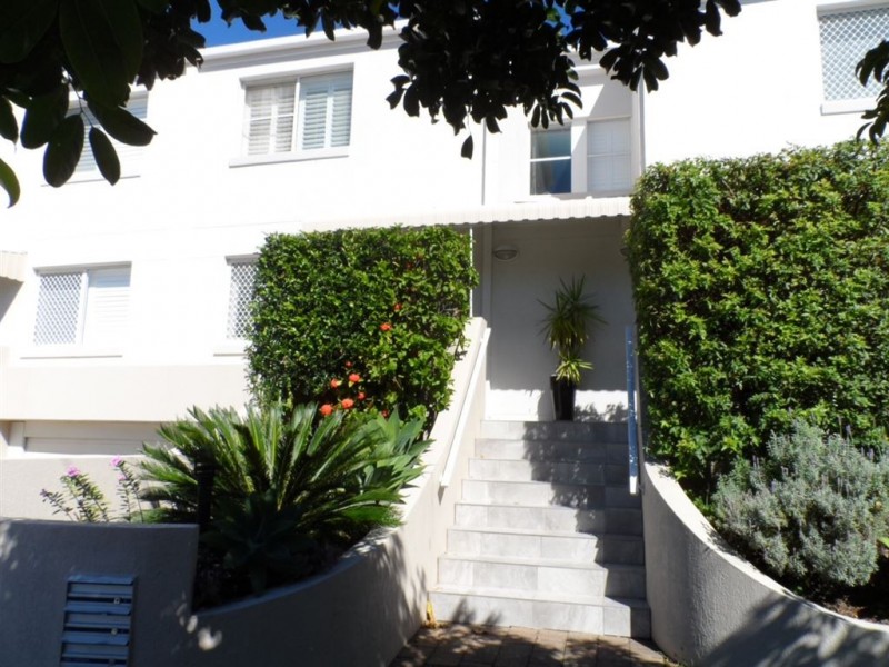 4 Orvieto Ave, Mermaid Waters QLD 4218